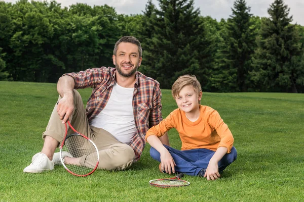 Famille avec raquettes de badminton — Photo