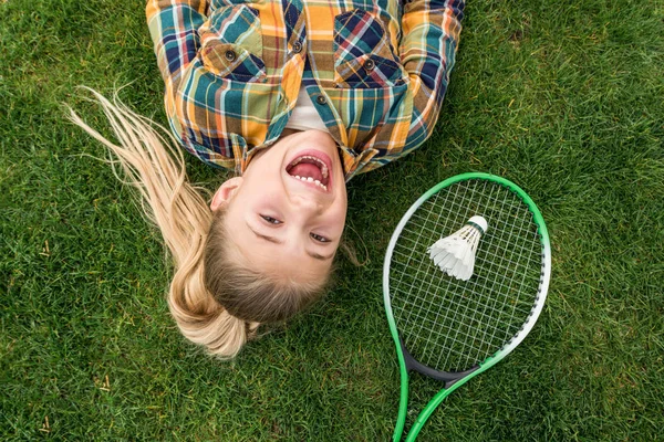 Menina com equipamento de badminton — Fotografia de Stock