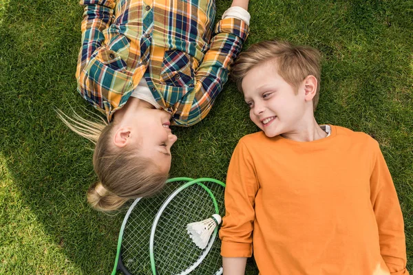 Barn med badmintonracketar — Stockfoto