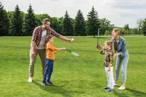 Badminton oynamaya aile — Stok fotoğraf