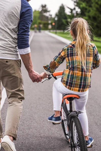 Fille vélo d'équitation — Photo