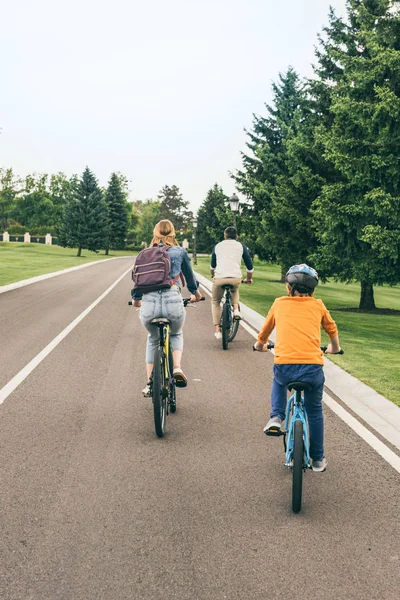 Familie paardrijden fietsen — Stockfoto