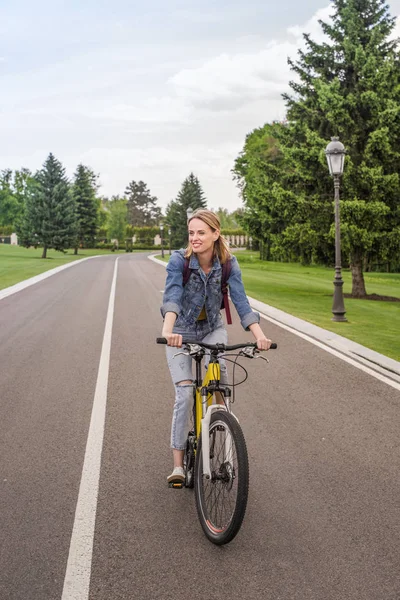 Mujer montando bicicleta — Foto de Stock