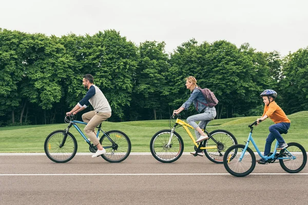 Famiglia in bicicletta al parco — Foto Stock