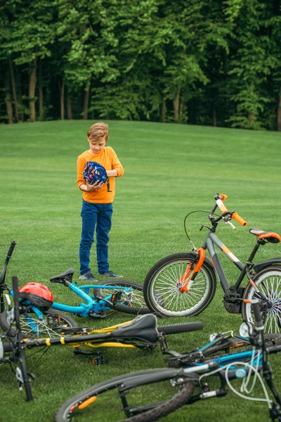 Garçon debout près de vélos — Photo gratuite