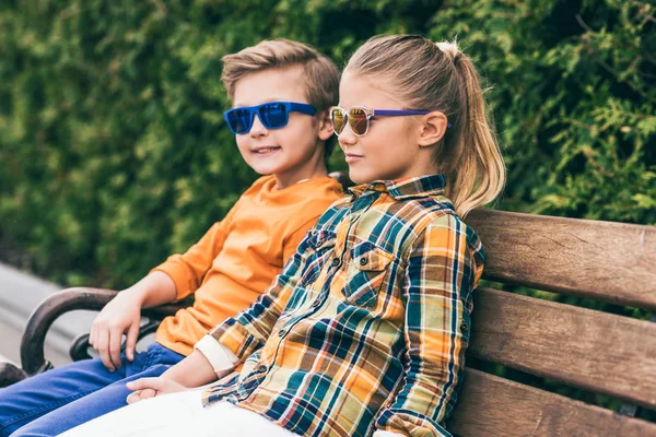 Bankta oturan çocuk