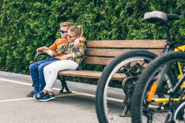 Niños con bicicletas en el parque — Foto de stock gratis