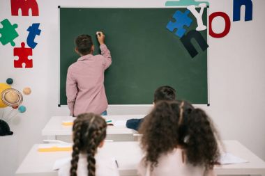Sınıfta okuyan Schoolkids
