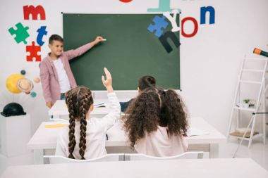 Sınıfta okuyan Schoolkids