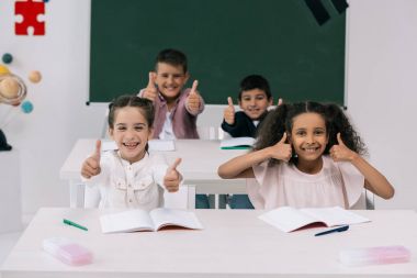 başparmak yukarıya ile çok ırklı schoolkids