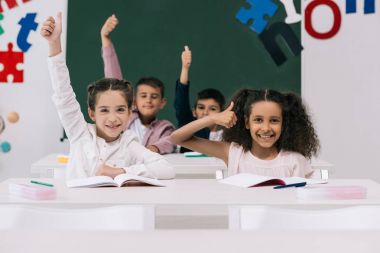 başparmak yukarıya ile çok ırklı sınıf