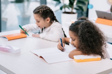 sınıfta çok ırklı schoolkids