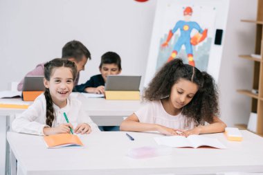 sınıfta çok ırklı schoolkids