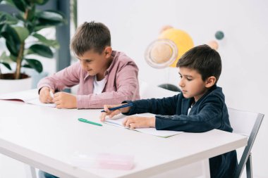 Sınıfta okuyan Schoolkids