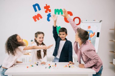 Öğrenciler, kimya ders