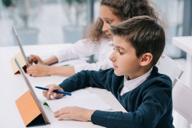 Dijital tablet ile eğitim Schoolkids