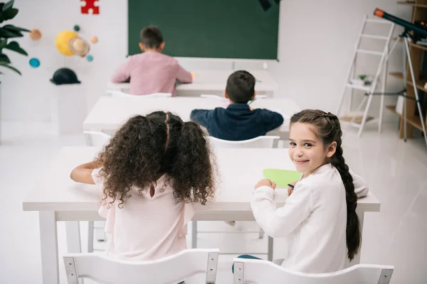Schoolkids studerar i klassrum — Stockfoto