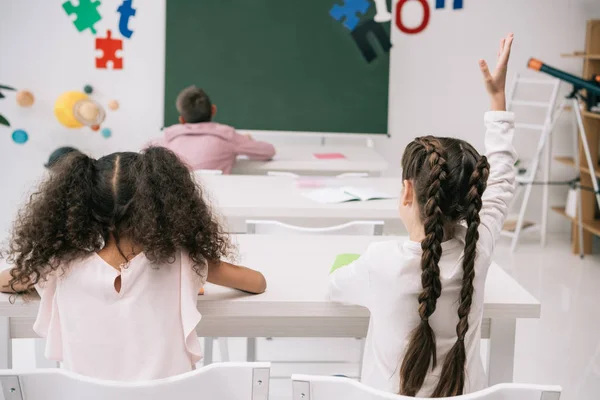 Schoolkids studuje v učebně — Stock fotografie