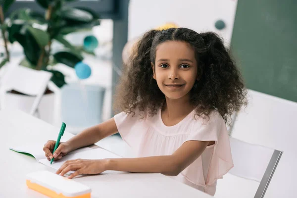 African american schoolmeisje in klas — Stockfoto