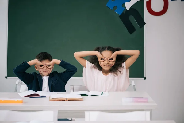 Alumnos multiétnicos en la escuela — Foto de Stock