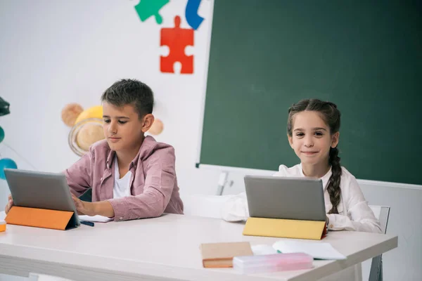 Copiii care studiază cu tablete digitale — Fotografie, imagine de stoc