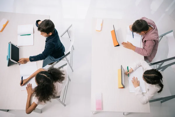 Los escolares que estudian con tabletas digitales — Foto de Stock