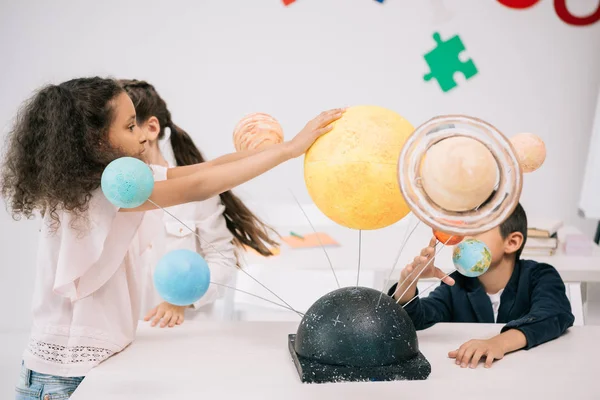 Schoolchildren with solar system — Stock Photo, Image