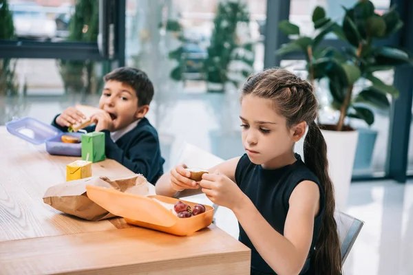 Leerlingen eten lunch — Stockfoto