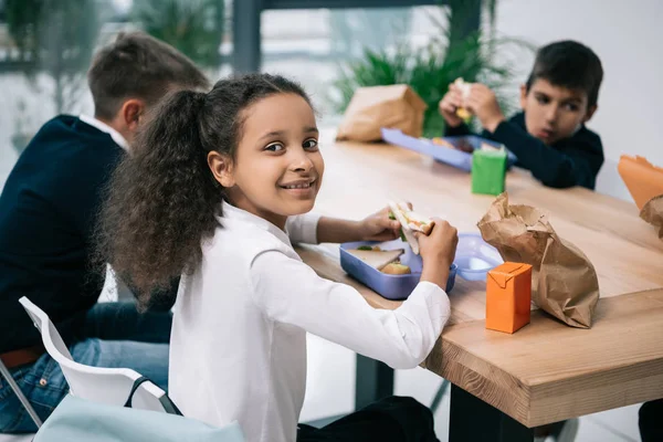 Schüler essen Mittagessen — Stockfoto