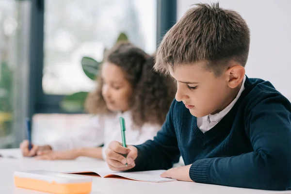 Schoolkids studuje v učebně — Stock fotografie