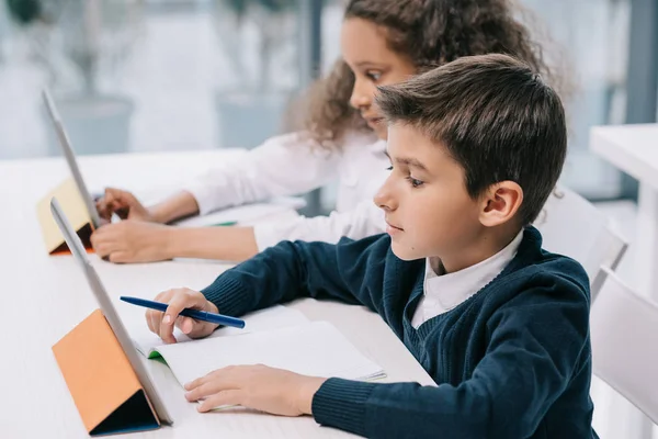 Les écoliers étudient avec des tablettes numériques — Photo