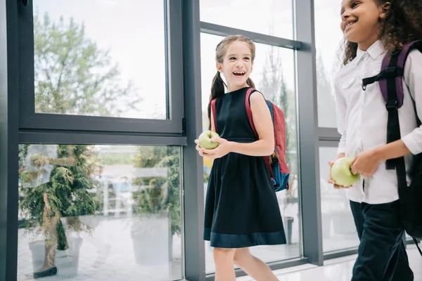 Pupils with apples at break — Stock Photo, Image