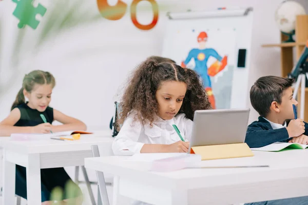 Alunos multiétnicos na escola Fotos De Bancos De Imagens