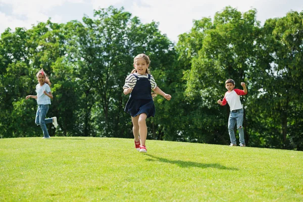 Multietniskt barn leker i parken — Stockfoto