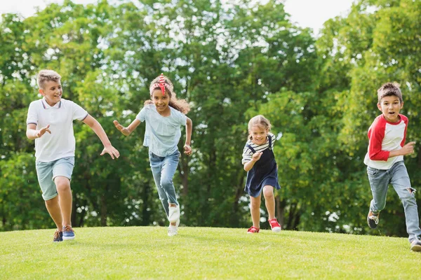 Multi-etnisch kinderen spelen in de park — Stockfoto