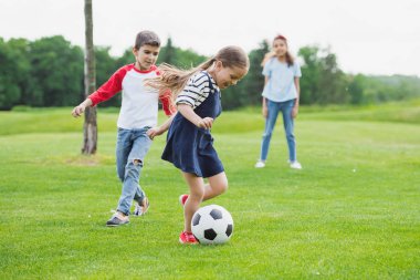 Çocuklar Futbol Oynuyor