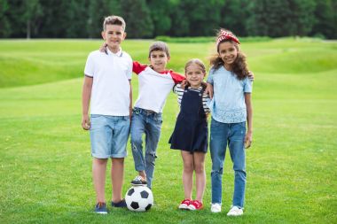Çocuklar Futbol Oynuyor