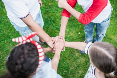 Eller üst üste çocuk