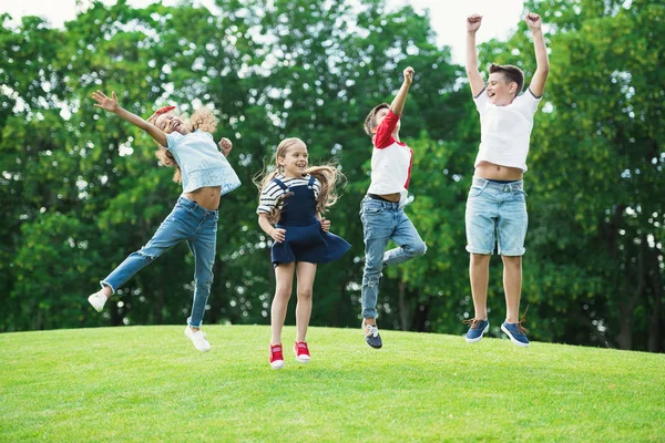 Multietniskt barn leker i parken — Stockfoto