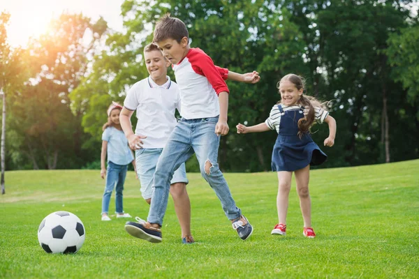 儿童踢足球 — 图库照片