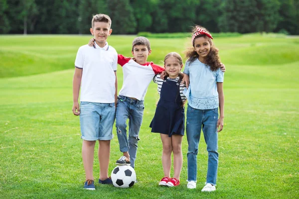 Barn som spelar fotboll — Stockfoto