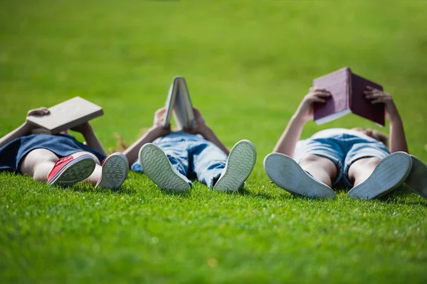 Crianças lendo livros no parque — Fotografia de Stock