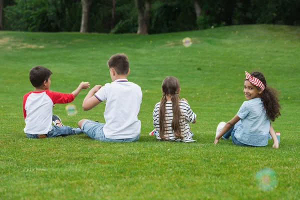 Multi-etnisch kinderen spelen in de park — Stockfoto