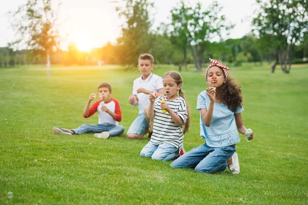 Niños multiétnicos jugando en el parque — Foto de Stock