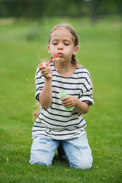 Flicka leker med såpbubblor — Gratis stockfoto