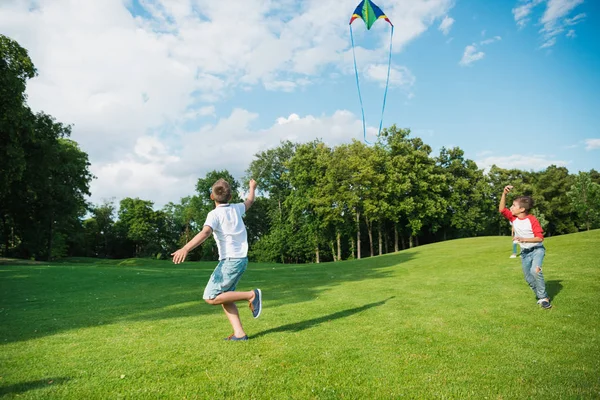 Kinderen spelen met kite — Stockfoto