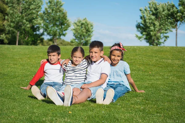 Multi-etnisch kinderen spelen in de park — Stockfoto