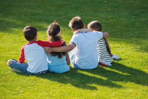 Kinderen zitten in park — Stockfoto