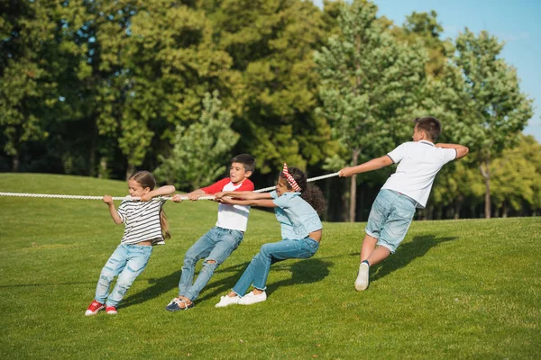 A gyerekek kötélhúzást játszanak. — Stock Fotó