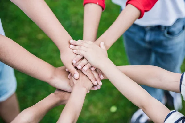 Kinderen stapelen handen — Stockfoto